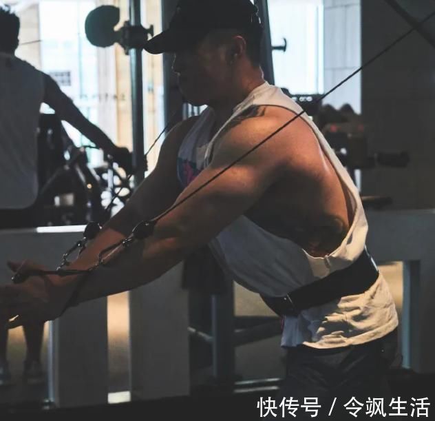 孟鹤堂|男人健身和不健身，差距有多大？看看德云社烧饼就知道了