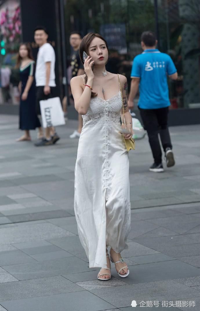 个性|披肩麻花辫配个性纹身V领长裙甜到心坎美得不讲道理