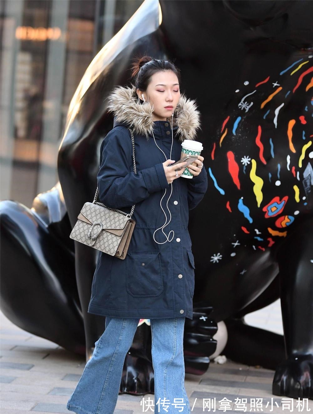 牛仔裤 冬天穿牛仔裤要不要搭配一双长靴, 时尚姑娘会给出你不同答案!