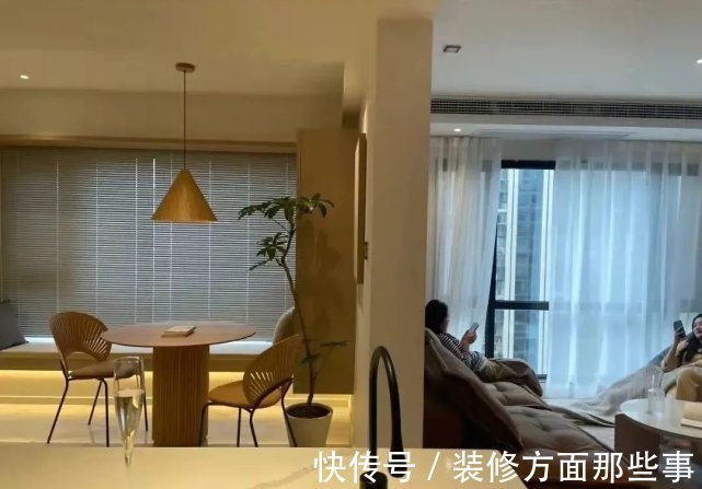 开放式|82㎡现代简约丨入户飘窗变卡座,开放式餐厨厅布局绝了