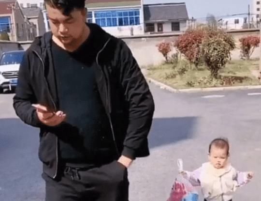 袋子|“最抠门宝宝”捡钱火了,果然“财迷”是不分年龄大小的