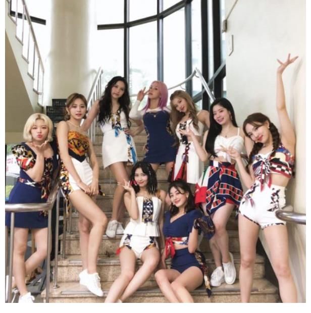 Twice又恶搞老板朴轸永 托腮举杯复制jyp Meme 快资讯