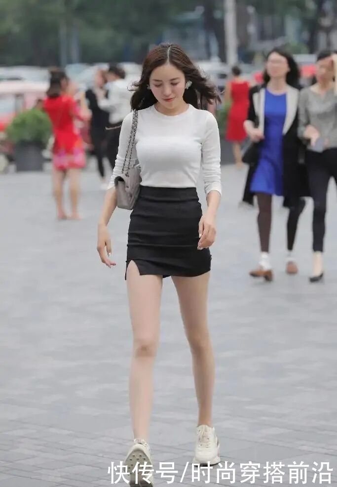 修身|何谈过时？“塞衣角”穿法时髦修身，中年女士还爱不释手呢？