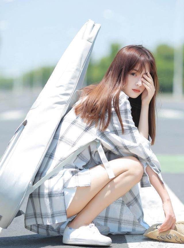 街拍,穿性感的牛仔裤,亭亭玉立的迷人身材,怎么能不心动!