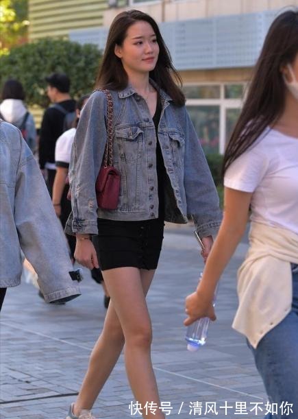 牛仔外套 黑色连衣裙搭配牛仔外套，休闲高雅，少女感十足