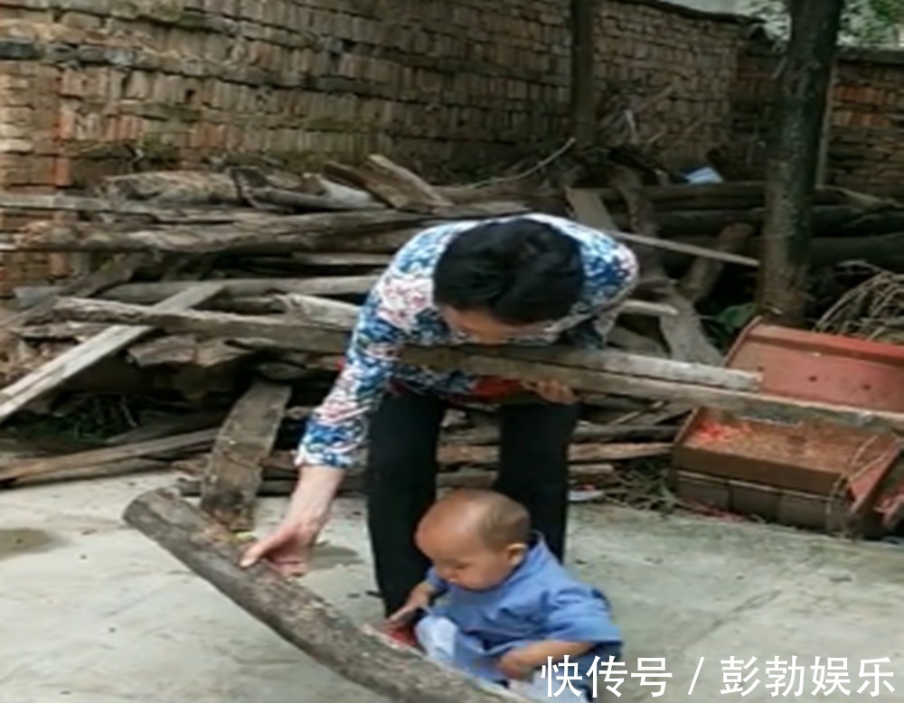 身边人|一岁宝宝帮奶奶搬木头，接下来发生的一幕，把奶奶逗的哈哈大笑