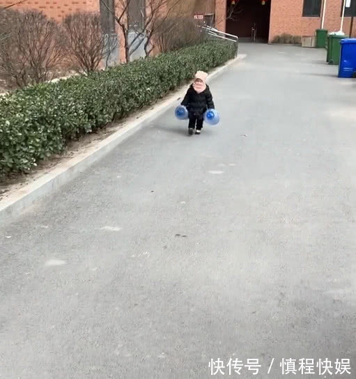 萌娃|“佛系奶爸”带娃出门走红,萌娃在后面拎着两个水桶操碎心