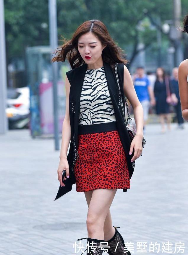 动物|白斑马纹搭配红豹纹半身裙,美女用动物纹凸显个性魅力