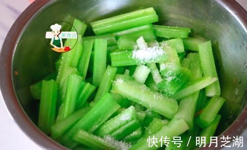 焯水|炒芹菜时,先焯水或直接炒都不对,牢记三个技巧,芹菜脆嫩不塞牙