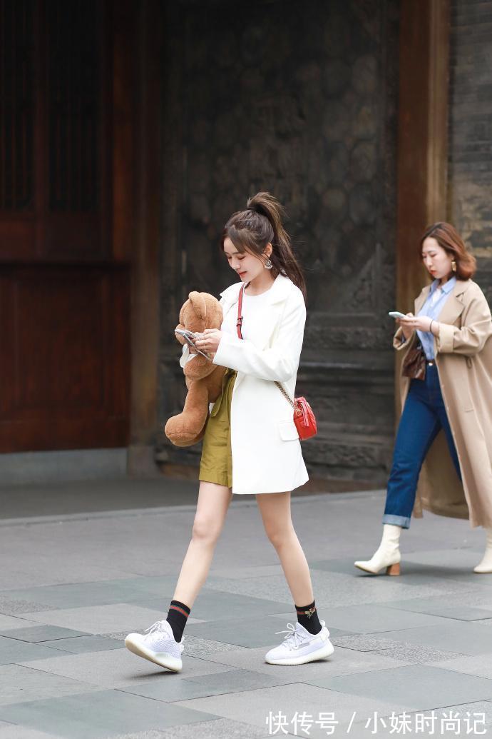 西装外套|街拍:西装外套别小瞧,搭配对单品不止优雅气质,穿起来就成焦点