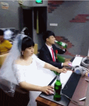 |搞笑GIF:酒逢知己千杯少,妹子我先喝光了