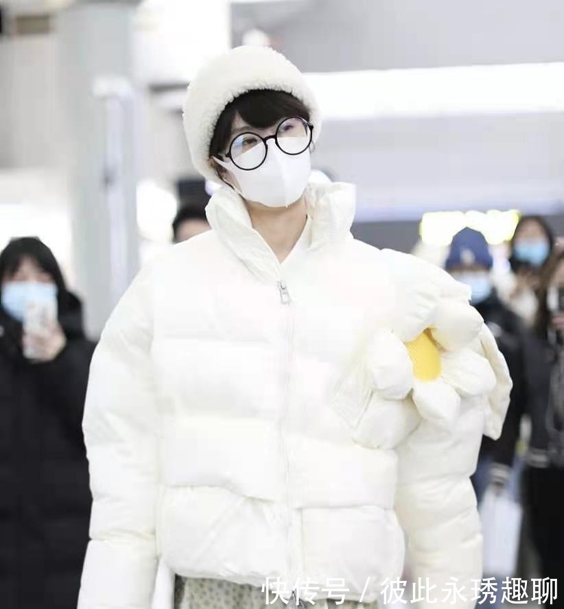 白色永不过时,今冬过年就穿白色羽绒服,优雅又大气