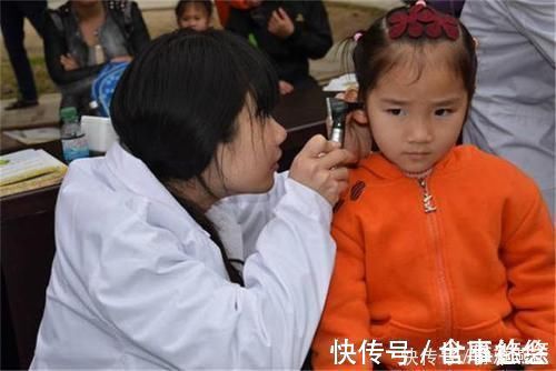 医生|虫子飞进3岁孙女耳朵，奶奶一个举动救了孩子，医生直夸：有文化