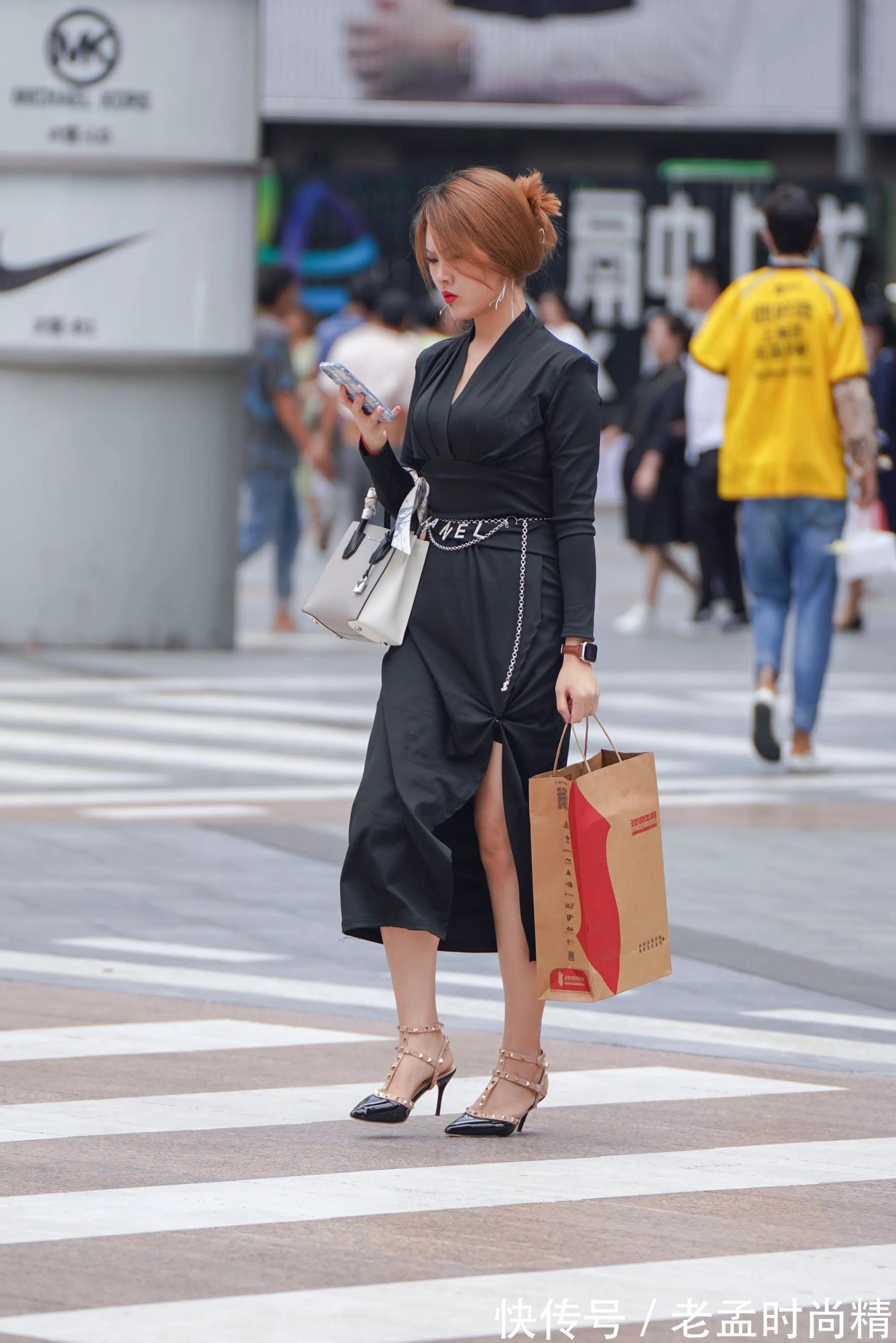 美女|街拍美女:穿上时尚的小黑裙,感受秋季带来的美,让造型变得优雅又靓丽