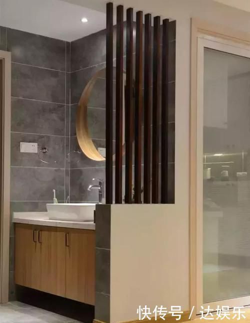 卫生间|把洗手台放在卫生间门外,加上隔断的设计,如今很流行