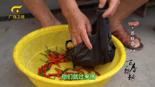 百岁老人用食盐刷牙，满口牙齿都是原装，啃起鸡脚毫不费力