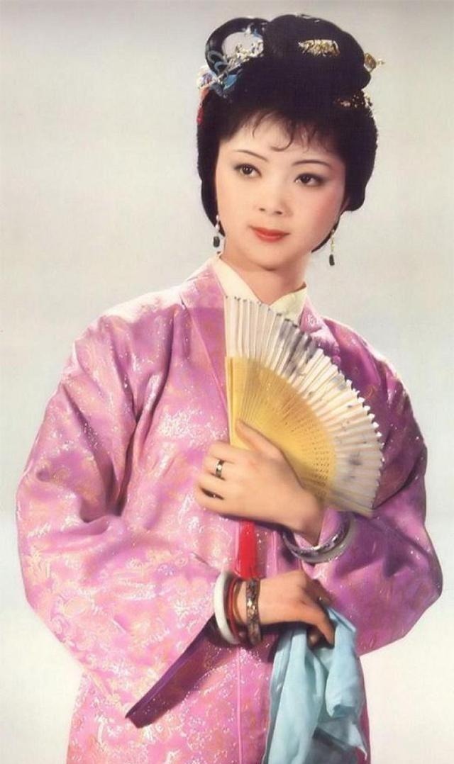 薛宝钗|送礼是有学问的,跟着想《红楼梦》里薛宝钗学学怎么送礼