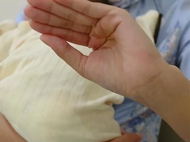 空气|晚上喂奶的时候,看着熟睡的孩子,妈妈还需不需要给宝宝拍嗝呢?