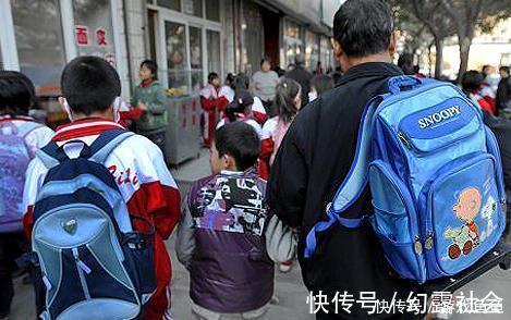 书包|孩子的书包堪比一个世界,为啥不建议家长翻书包?看完忍住别笑