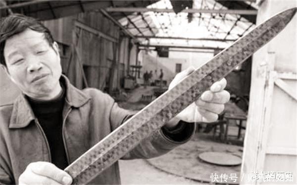 越王勾践剑削铁如泥专家不要尊古卑今,你家菜刀比它厉害多了