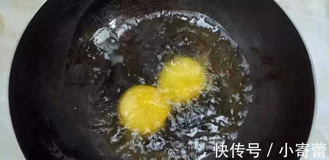 口水|两个鸡蛋, 三勺红糖, 不用发面做出来比糖糕都好吃, 边吃边流口水