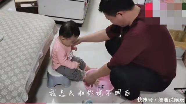 放手|爸爸心血来潮给女儿洗脚,场面一度失控,妈妈笑翻了