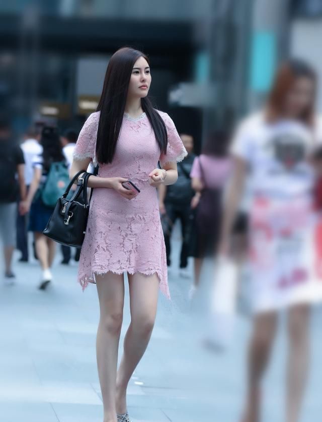 街拍:单辫子的小美女,牛仔裤搭配黑色吊带背心,简洁大方