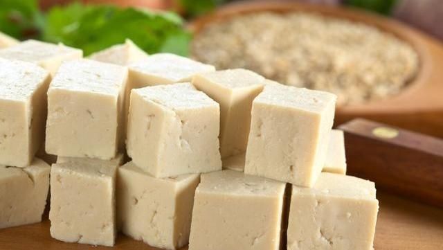 凉开水|吃不完的豆腐扔掉太浪费，菜贩子教我一招，放一周照样新鲜不变坏