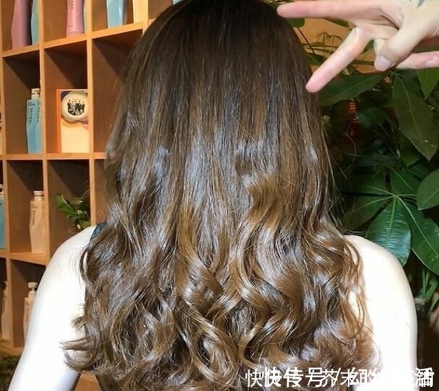 气质|女人35左右头发过肩,烫卷更合适,!有了气质,多了魅力