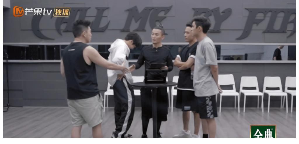 披荆斩棘|《披荆斩棘》淘汰见人品！敖犬旁观太冷漠，麦亨利偷笑被镜头捕捉