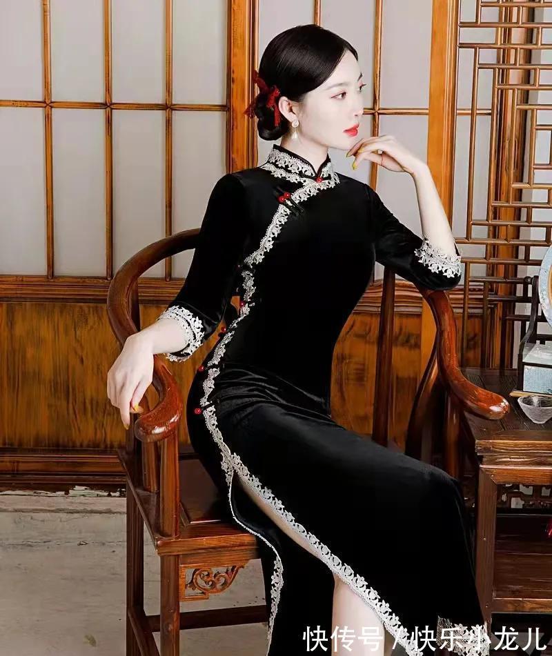 旗袍|小姐姐身穿黑色丝绒旗袍，搭配一双黑色高跟鞋，看上去时尚又优雅