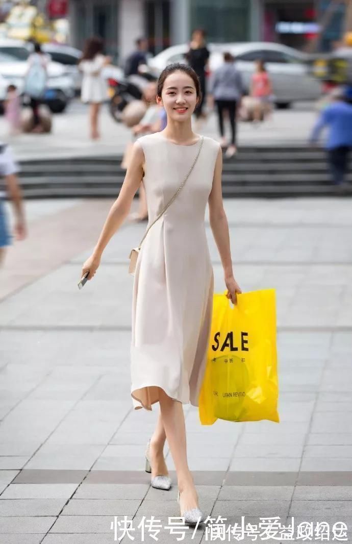 高跟鞋|小姐姐搭配上一双小防水台的高跟鞋，让她身上充满着韵味