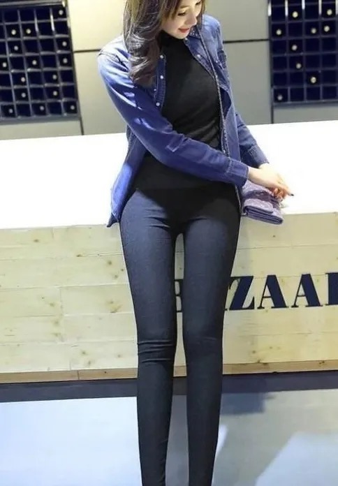 美女|紧身牛仔裤彰显简约利落气质，呈现柔美的风格！