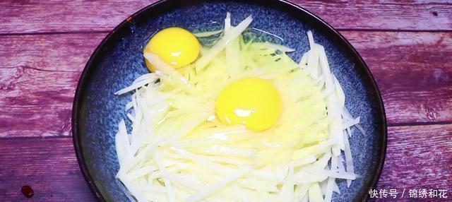 土豆丝里打两个鸡蛋,没想到这么好吃,我家一周做3次!