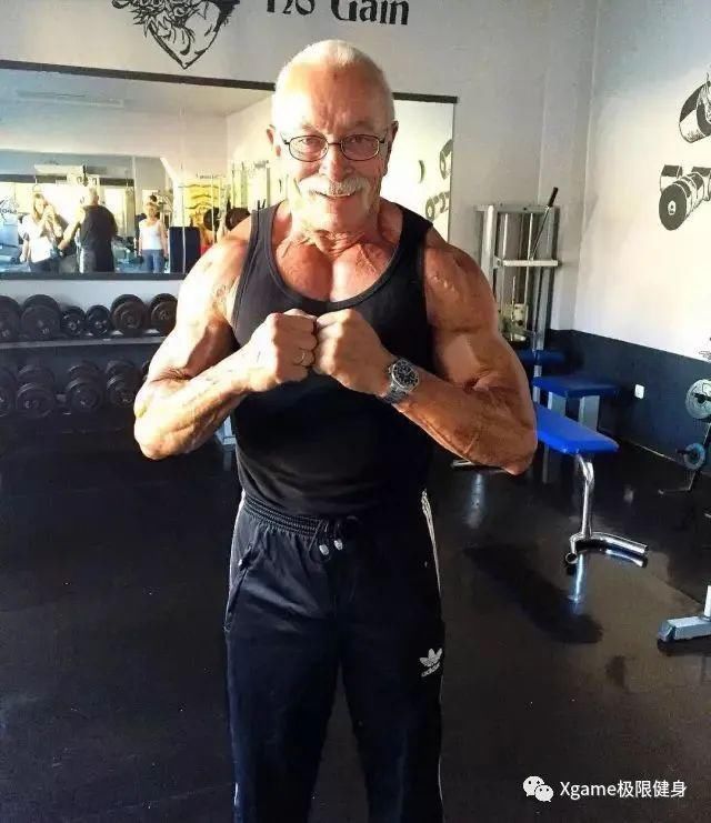 爷爷|76岁肌肉爷爷人老魅力大身边美女如云,还带小情人健身