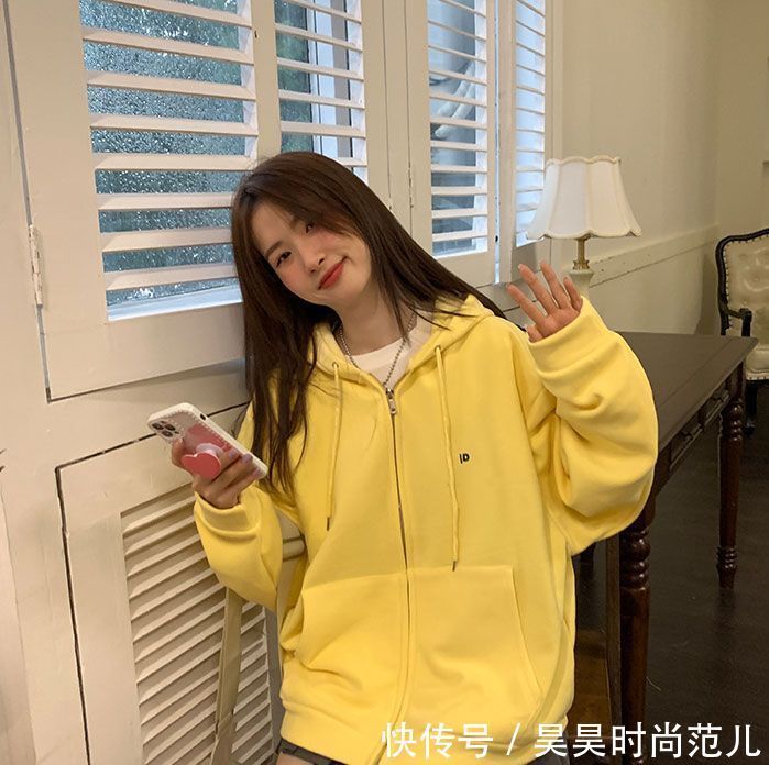 穿搭方式 春天来了,卫衣+裙子的简单穿搭示范,大方舒适又显气质