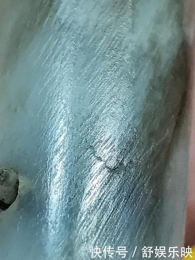 白玉黑沁双孔棱形坠子一般老化特征和老光特征,跟仿品比较