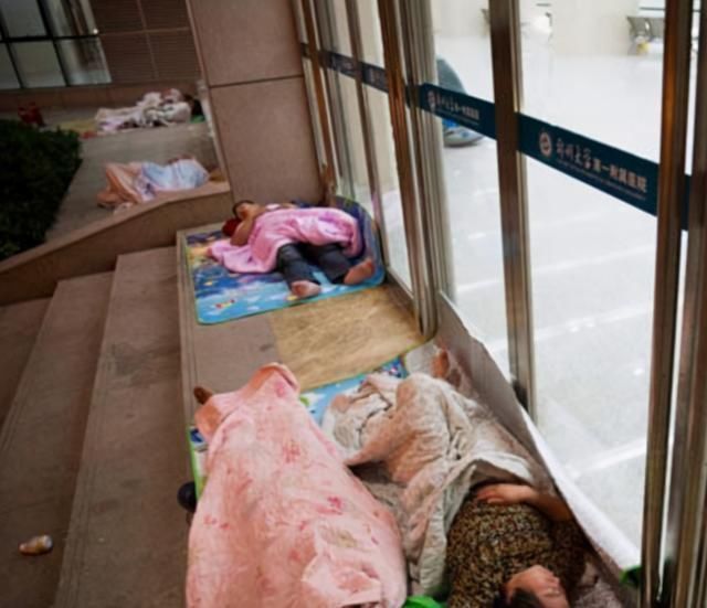 产妇|产妇深夜生二胎,女儿独身在产房外等候,护士询问后忍不住心疼