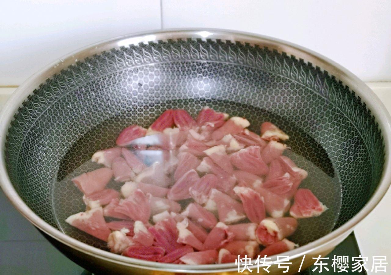 搭配|芹菜和鸭心搭配，简单炒一炒，就是一道好吃的下饭菜