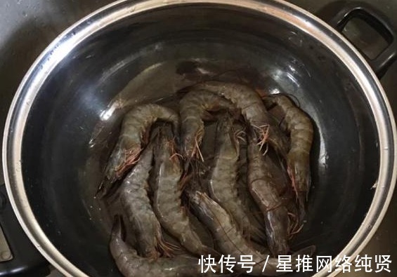 鸡汁|蒜蓉粉丝开背虾的家常做法，好看又好吃，小朋友吃得津津有味
