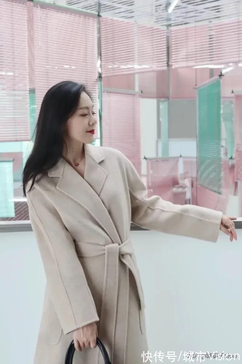 羊绒大衣 今日穿搭，燕麦色羊绒大衣冬季气质爆款