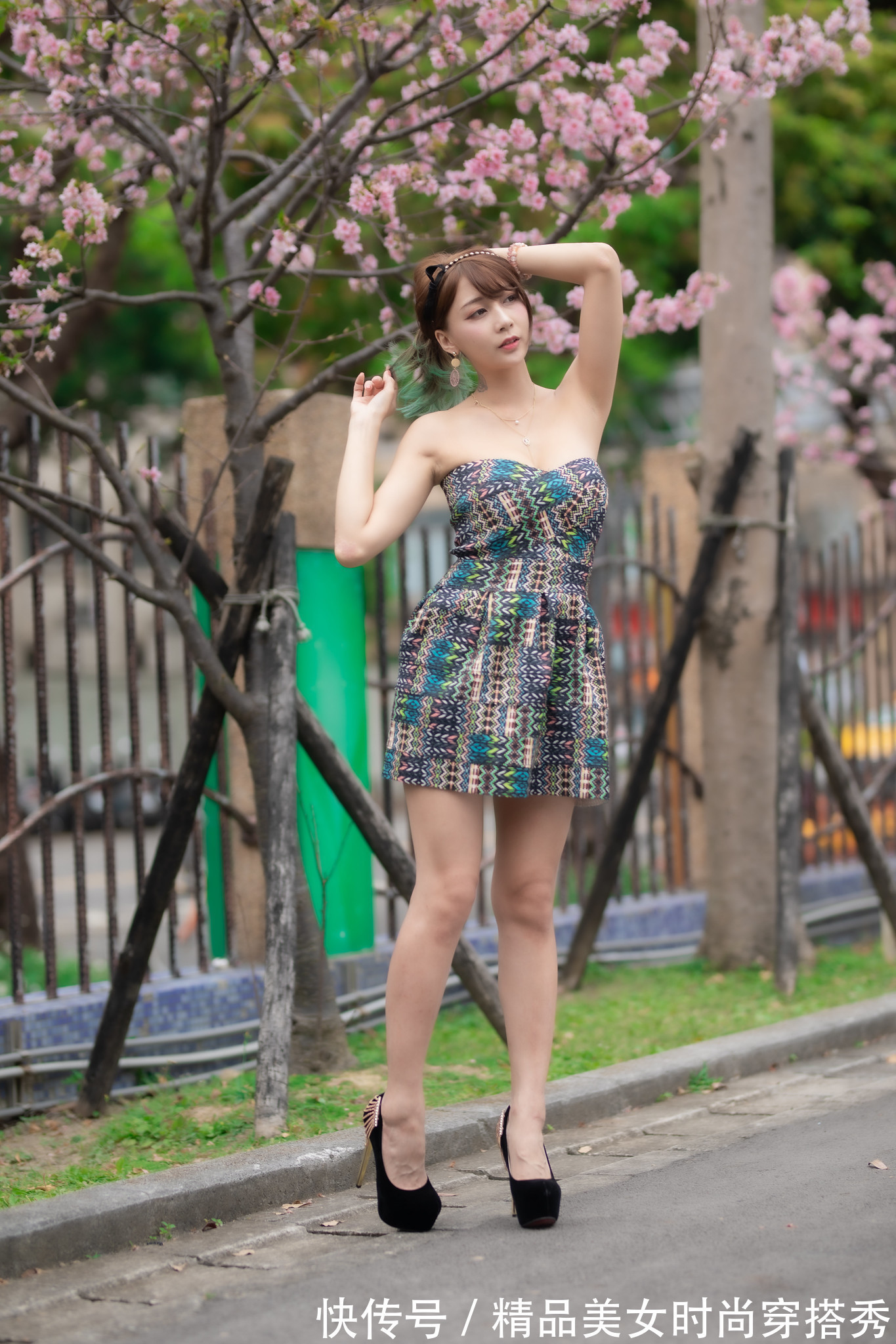 连衣裙|时尚又具有复古美的抹胸连衣裙，搭配一双细跟高跟鞋，吸睛时尚