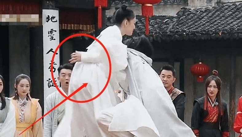 绅士 蔡徐坤起跳被调侃社会摇,一把接过张韶涵,他的绅士手却太圈粉了