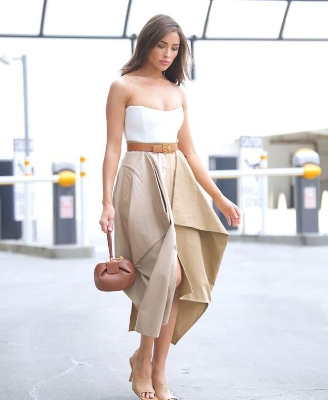 奥利维亚|“环球小姐”奥利维亚·卡波, 穿白色裹胸裙摆飞扬, 衣品太高级