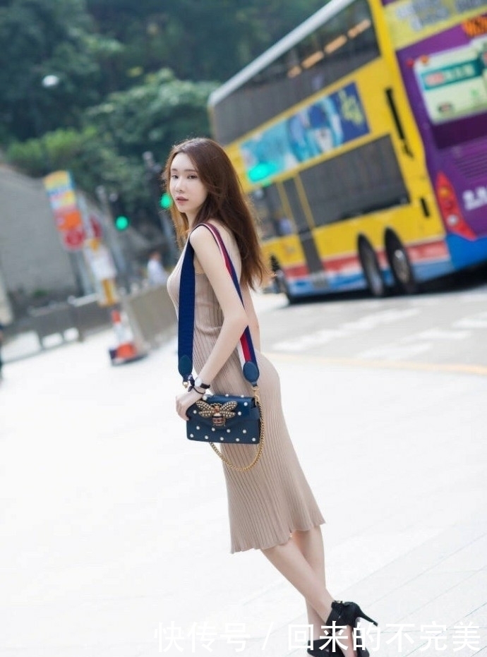 时尚街拍:清新长发美女 藕色针织长裙 修身设计显身材