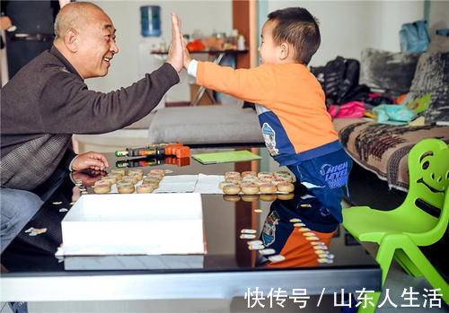 年轻|“最嫩外婆”走红,产房外第一次抱外孙,路人:刚生完就下床?