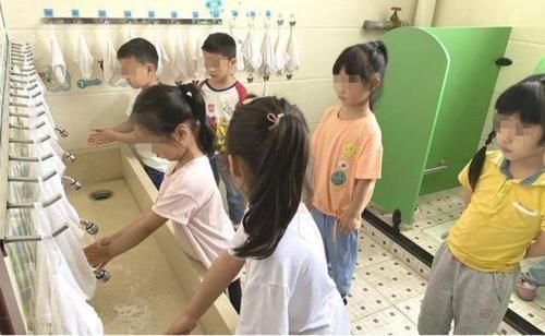 宝妈|幼儿园的厕所照片被老师误发到家长群,宝妈看后不淡定:给个说法