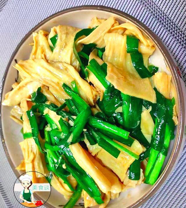 此两样素菜一起炒,不放肉也很鲜美,蛋白质是猪肉4倍,孩子爱吃