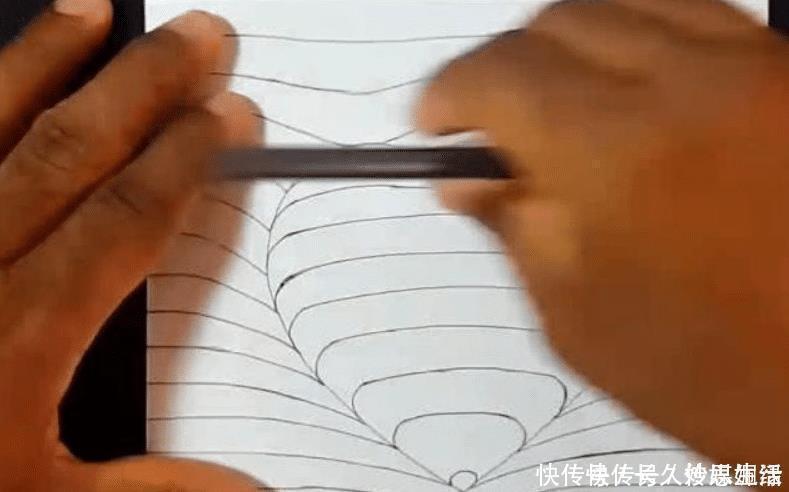 心形&美术老师在纸上手绘心形,网友们说很简单,看到成品后却愣住了