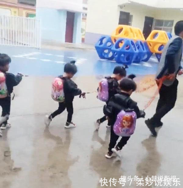 宝宝|爸爸第一次接四胞胎放学,爸爸拍照发给妈妈,看到照片后妈妈笑喷